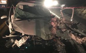 Así terminó el auto que se impactó con un tráiler en Tonila Así terminó el auto que se impactó con un tráiler en Tonila