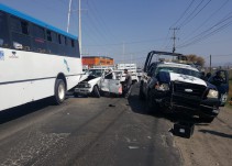Choque entre una patrulla de la Policía Federal con varias unidades