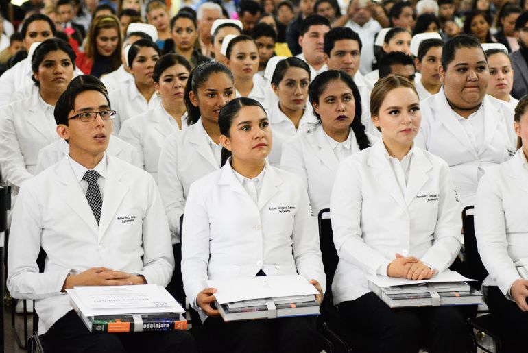 Se gradúan 72 alumnos de la Academia de Enfermería y Optometría en