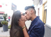 Muestras de amor en vía pública serán sancionadas si hay queja de un tercero