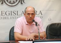 Comisión legislativa de Hacienda revisará el salario de Augusto Valencia