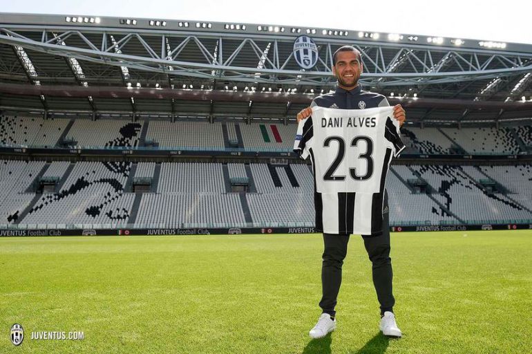 La Juventus presenta a Dani Alves