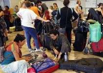 Mexicanos varados en aeropuerto de Madrid piden ayuda al consulado