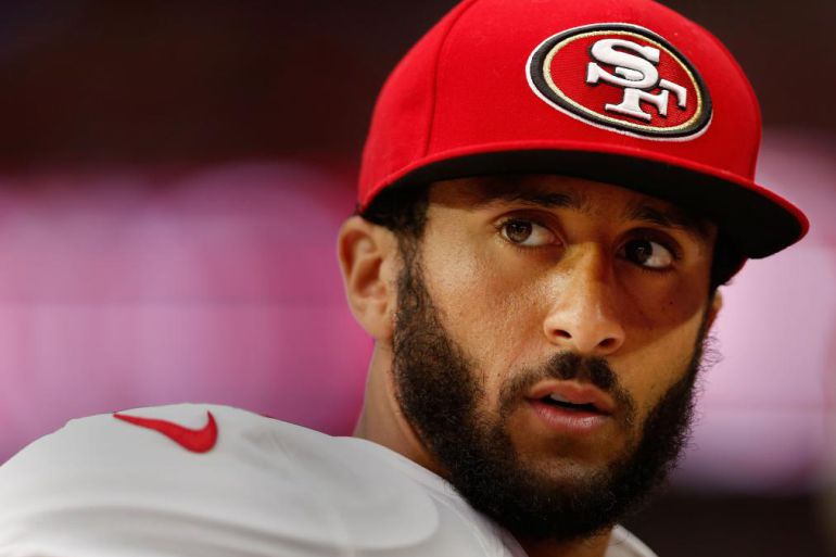 Colin Kaepernick se niega a ponerse de pie en himno de Estados Unidos