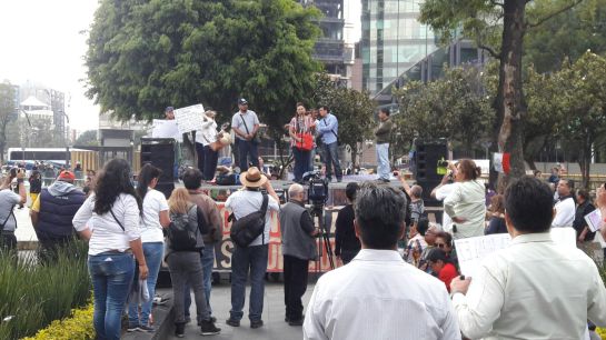 Enfermeras en huelga de hambre se “suturan” la boca Enfermeras en huelga de hambre se “suturan” la boca