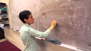 Maryam Mirzakhani durante una clase en la Universidad de Stanford. Maryam Mirzakhani durante una clase en la Universidad de Stanford.