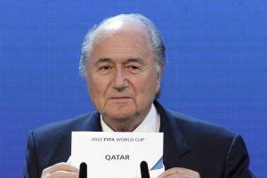 Joseph Blatter, anunciando a Qatar como sede para el Mundial de 2022 Joseph Blatter, anunciando a Qatar como sede para el Mundial de 2022