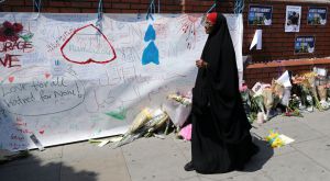 Mujer pasea junto a mensajes pegados en una pared cerca de la escena del ataque de Finsbury Park Mosque, en Londres Mujer pasea junto a mensajes pegados en una pared cerca de la escena del ataque de Finsbury Park Mosque, en Londres