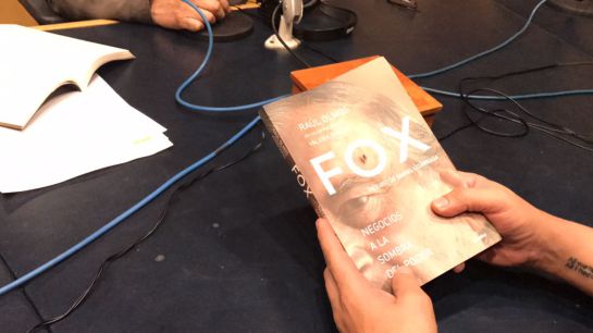 Raúl Olmos y Valeria Durán presentan el libro: "Fox: negocios a la sombra del poder" Raúl Olmos y Valeria Durán presentan el libro: "Fox: negocios a la sombra del poder"
