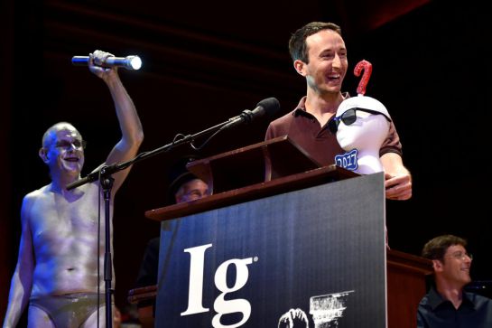 Marc-Antoine Fardin aceptando su premio IG Nobel en Física por su estudio: "Can a Cat Be Both a Solid and a Liquid" durante la vigésimo séptima entrega de este reconocimiento Marc-Antoine Fardin aceptando su premio IG Nobel en Física por su estudio: "Can a Cat Be Both a Solid and a Liquid" durante la vigésimo séptima entrega de este reconocimiento