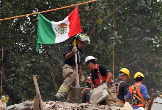 Siempre de pie, México fuerte Siempre de pie, México fuerte