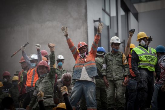 Siempre de pie, México fuerte Siempre de pie, México fuerte