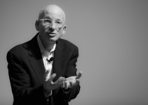 "El mundo necesita desobediencia creativa": Seth Godin