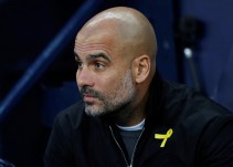 ¿Por qué Pep Guardiola porta un listón amarillo durante el partido?