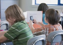 Ministerio de Francia prohíbe el uso de celulares en escuelas
