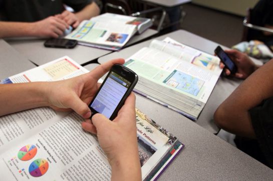Ministerio de Francia prohíbe el uso de celulares en escuelas Ministerio de Francia prohíbe el uso de celulares en escuelas