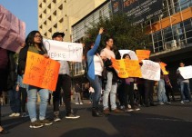 Protestan estudiantes por el cierre de escuela de periodismo