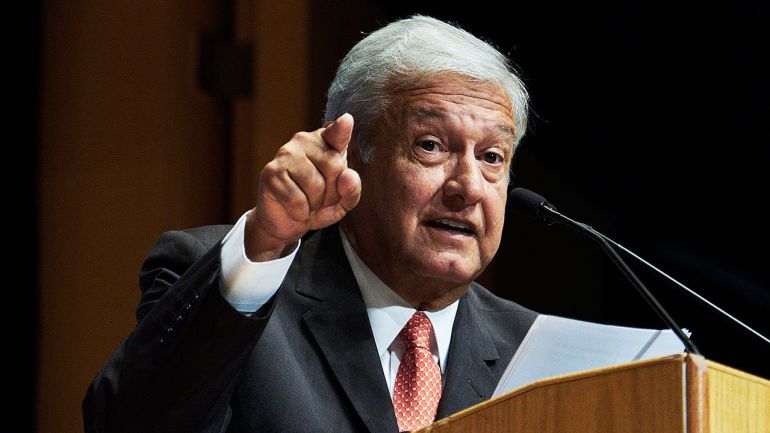 Día previo a debate, AMLO pega estampas con su hijo
