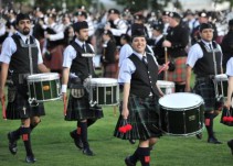 La Banda de Gaitas del Batallón de San Patricio visitan a Martha Debayle