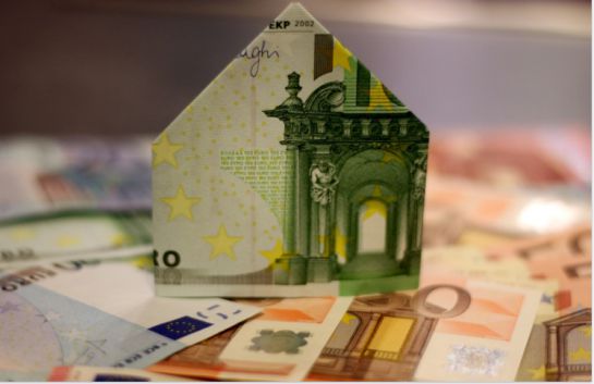 En el Buró de crédito puedes solicitar un crédito hipotecario así podrás financiar tu hogar. En la imagen se muestra una casa hecha de billetes En el Buró de crédito puedes solicitar un crédito hipotecario así podrás financiar tu hogar. En la imagen se muestra una casa hecha de billetes