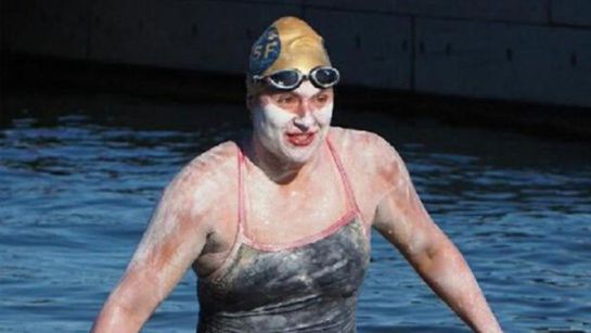 SOPITAS: Sarah Thomas ha pasado las últimas 54 horas nadando sin parar SOPITAS: Sarah Thomas ha pasado las últimas 54 horas nadando sin parar