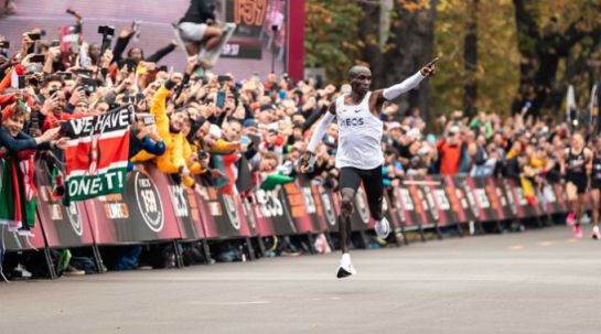 SOPITAS: Keniano Eliud Kipchoge, corre un maratón en menos de dos horas SOPITAS: Keniano Eliud Kipchoge, corre un maratón en menos de dos horas