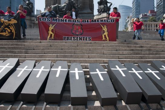 En el 2015 integrantes del Sindicato Nacional de Trabajadores Mineros Metalúrgicos Siderúrgicos y Similares de la República Mexicana marcharon para conmemorar el noveno aniversario de la tragedia en la mina de Pasta de Conchos, ubicada en Coahuila. En el 2015 integrantes del Sindicato Nacional de Trabajadores Mineros Metalúrgicos Siderúrgicos y Similares de la República Mexicana marcharon para conmemorar el noveno aniversario de la tragedia en la mina de Pasta de Conchos, ubicada en Coahuila.