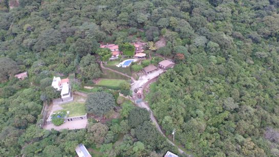 El senador tiene también una residencia estilo colonial en Tepoztlán, Morelos, valuada actualmente en cerca de 60 millones de pesos. El senador tiene también una residencia estilo colonial en Tepoztlán, Morelos, valuada actualmente en cerca de 60 millones de pesos.