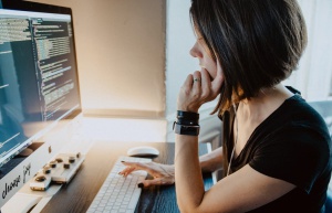 La metodología de la UOC se basa en el acompañamiento continuo del estudiante, la resolución de actividades (aprender haciendo) y la colaboración entre estudiantes que comparten un aula virtual La metodología de la UOC se basa en el acompañamiento continuo del estudiante, la resolución de actividades (aprender haciendo) y la colaboración entre estudiantes que comparten un aula virtual
