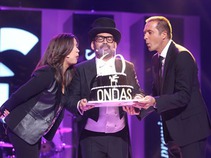 Soplan velas del pastel de 60 años de los Premios Ondas
