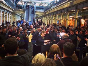 Elton John toca el piano en estación de tren londinense Elton John toca el piano en estación de tren londinense
