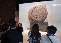 Personalidades del futbol mundial recorren el Museo de Antropología