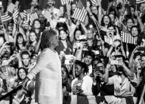 Hillary Clinton acepta la nominación demócrata y ‘ataca’ a Donald Trump