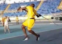 Usain Bolt prueba suerte en el lanzamiento de jabalina