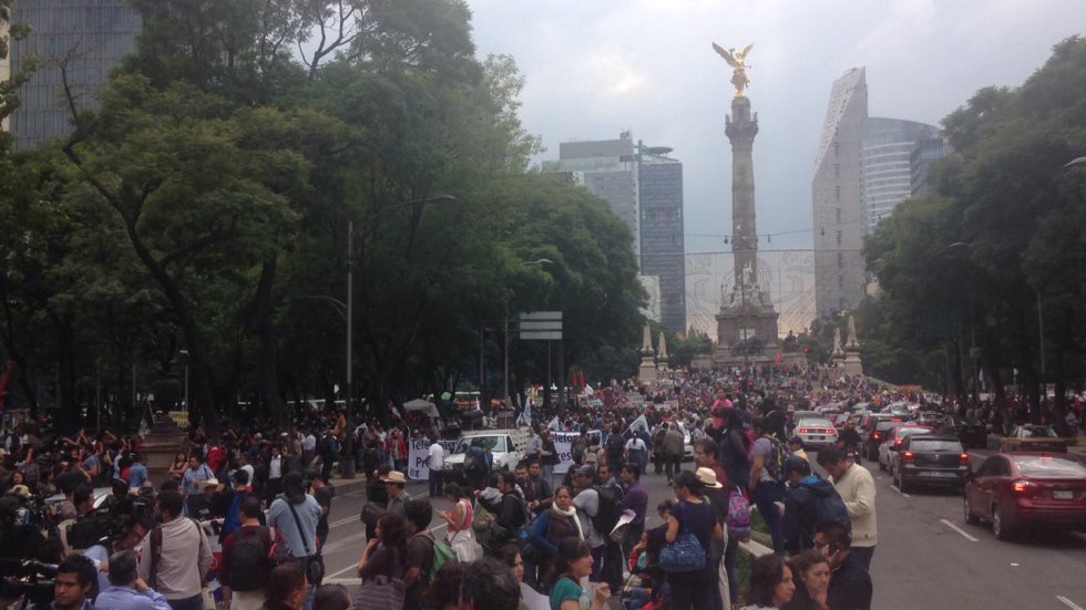 Marchan por dos años de Ayotzinapa Marchan por dos años de Ayotzinapa
