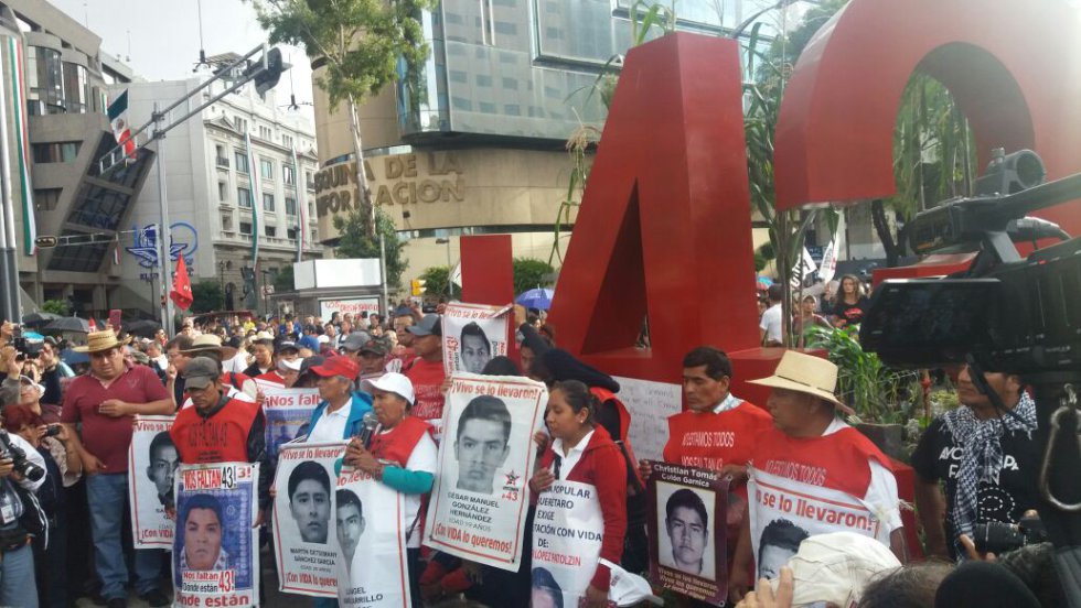 Marchan por dos años de Ayotzinapa Marchan por dos años de Ayotzinapa
