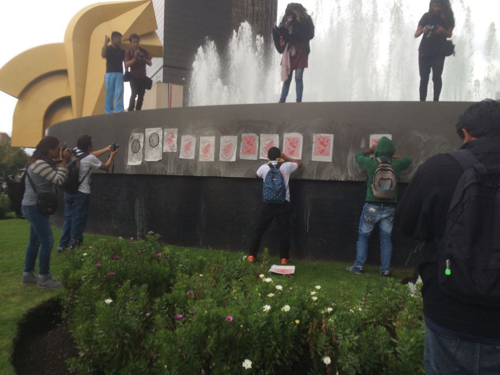 Marchan por dos años de Ayotzinapa Marchan por dos años de Ayotzinapa