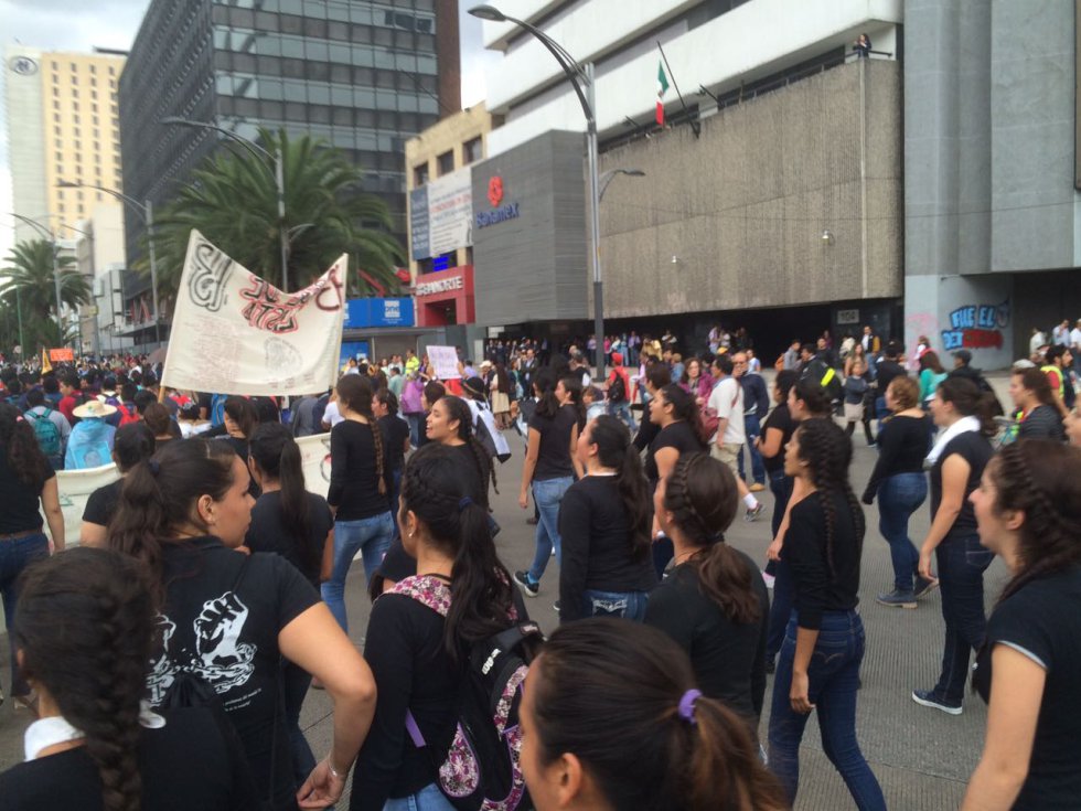 Marchan por dos años de Ayotzinapa Marchan por dos años de Ayotzinapa