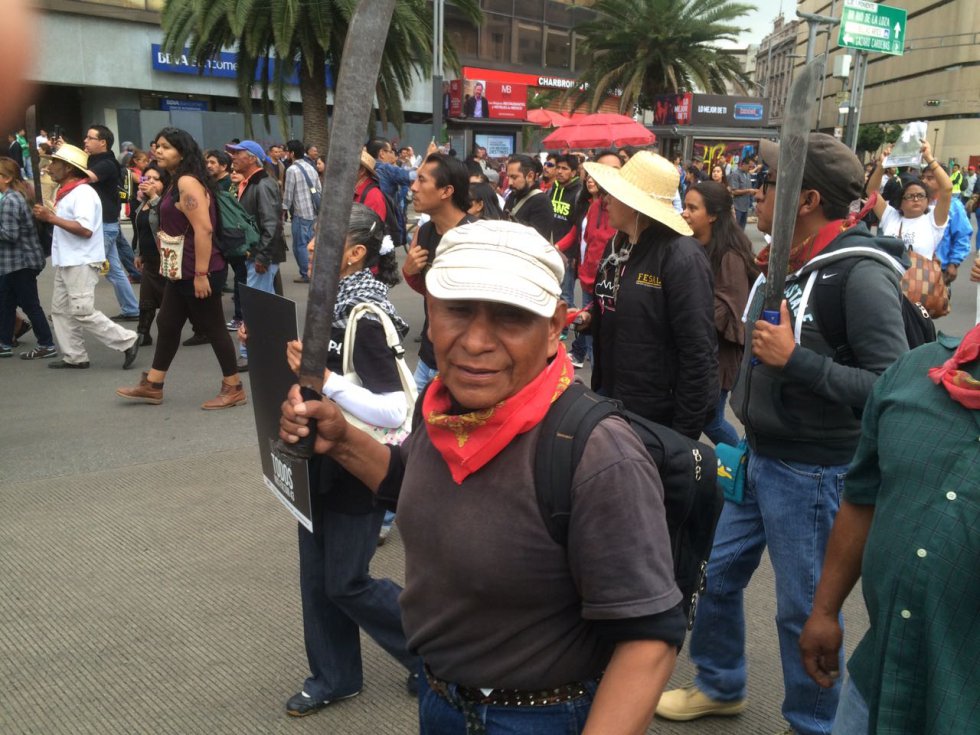 Marchan por dos años de Ayotzinapa Marchan por dos años de Ayotzinapa