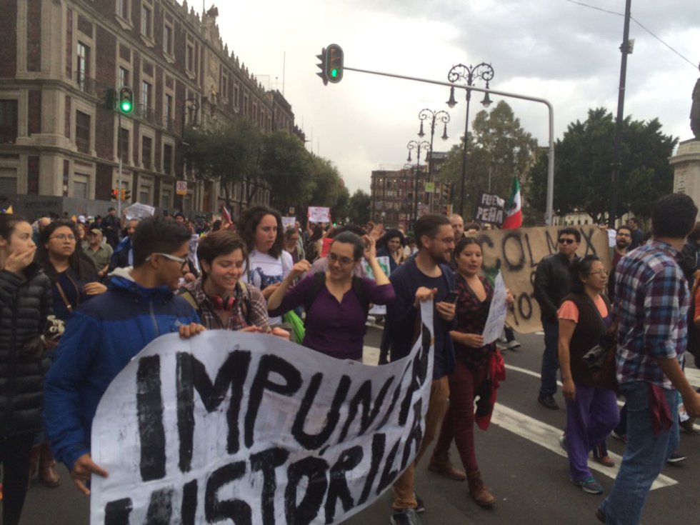 Marchan por dos años de Ayotzinapa Marchan por dos años de Ayotzinapa