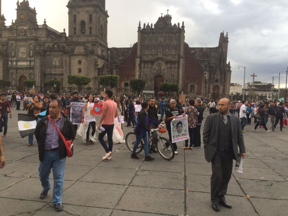 Marchan por dos años de Ayotzinapa Marchan por dos años de Ayotzinapa