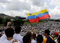 Marchan en Venezuela ante aplazamiento de revocatorio contra Maduro