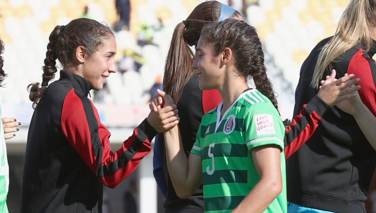 Jugadora consuela a su gemela tras eliminarla del Mundial