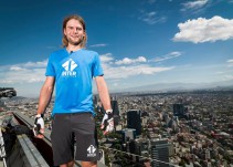 Alemán cruza Reforma ¡desde 247 metros de altura!