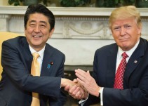 Así el primer ministro japonés tras 17 segundos con Trump