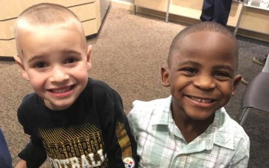 El plan perfecto de dos niños de distintas razas para confundir a su profesor El plan perfecto de dos niños de distintas razas para confundir a su profesor
