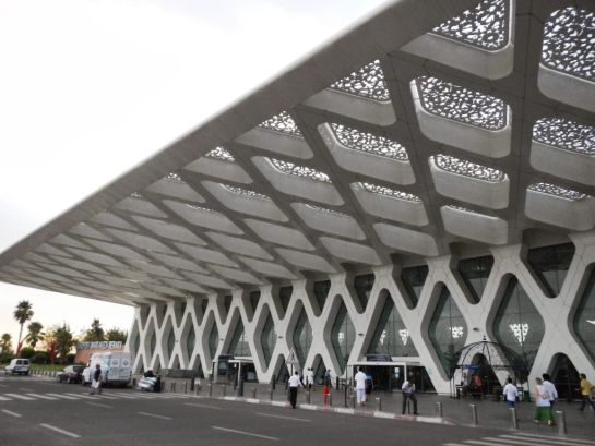 Esta niña duerme desde hace un mes en el aeropuerto de Casablanca Esta niña duerme desde hace un mes en el aeropuerto de Casablanca