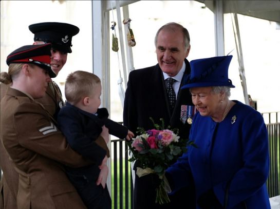 Niño hace berrinche frente a la reina Isabel II Niño hace berrinche frente a la reina Isabel II