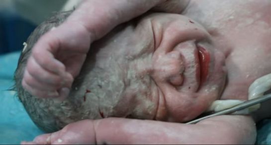 Dramático nacimiento de un bebé en medio de la guerra Dramático nacimiento de un bebé en medio de la guerra