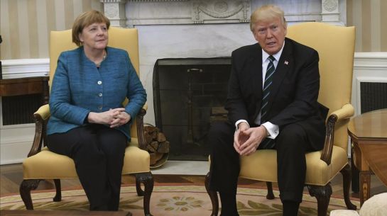 Trump le hace el feo a Angela Merkel Trump le hace el feo a Angela Merkel